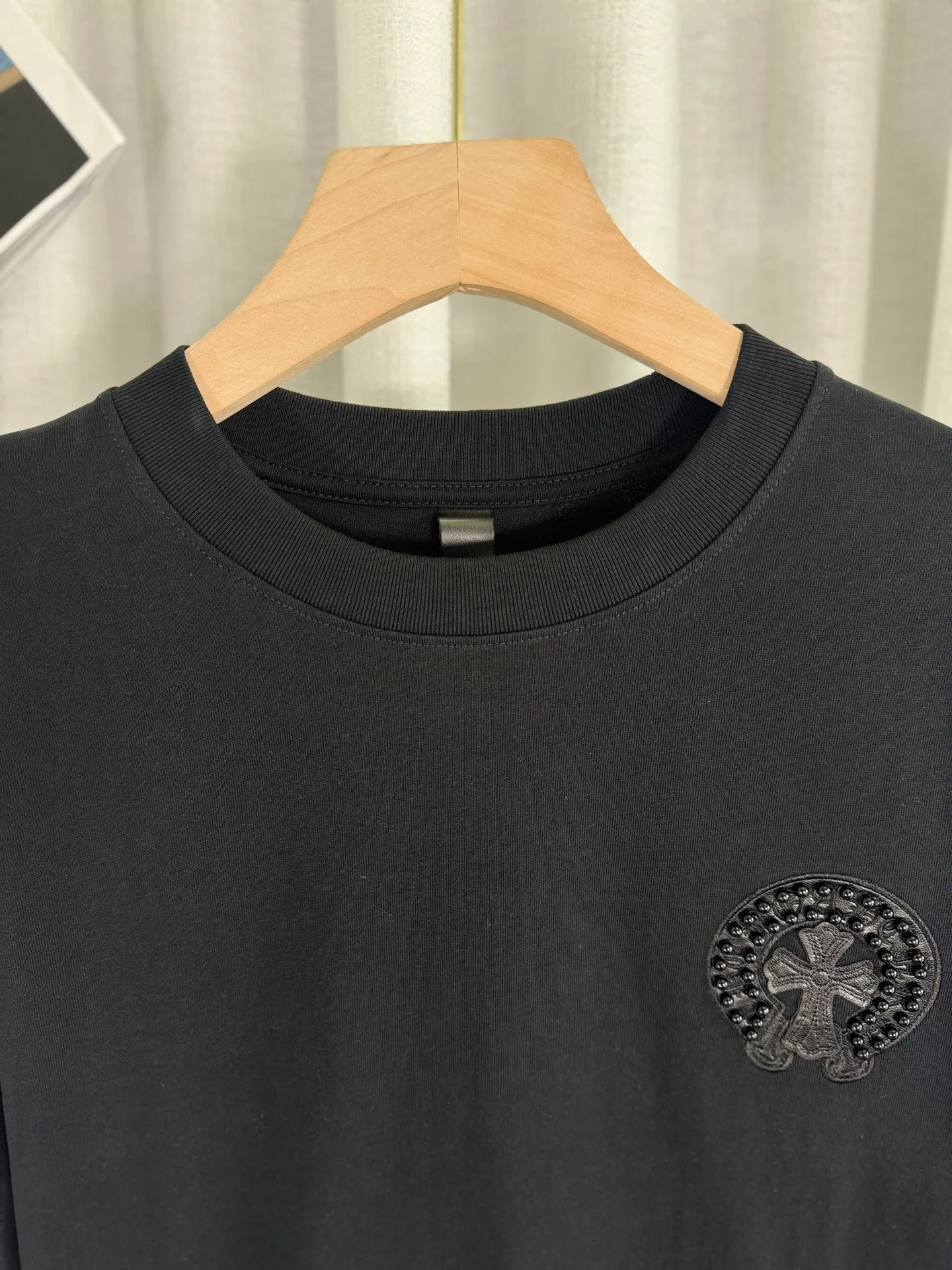 P260 top version, real shot without P, ​​different from market currency) 𝗖𝗵𝗿𝗼𝗺𝗲 𝗛𝗲𝗮𝗿𝘁𝘀/Cro Heart 2025 Autumn and Winter Pearl Compass Casual Long Sleeve 👑The highest version! Customized fabric 320g fabric! Pearl compass, genuine leather cut. Best-selling model at the counter. Very comfortable to wear. Accessories: original molded and authenticated collar label➕100% silk wash label. Genuine purchase-grade original hangtag➕matching hanging rope➕3D hanging beads➕original packaging bag. Craftsmanship: The original version has consistent wiring! The highest version of the armhole matching technique! Color: White Black Size: S M L XL Style No.: 5170
